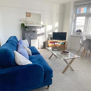 Apartment Coastal Breeze - Beautiful Two Bedroom With Free Parking Near Local Beaches, Bournemouth